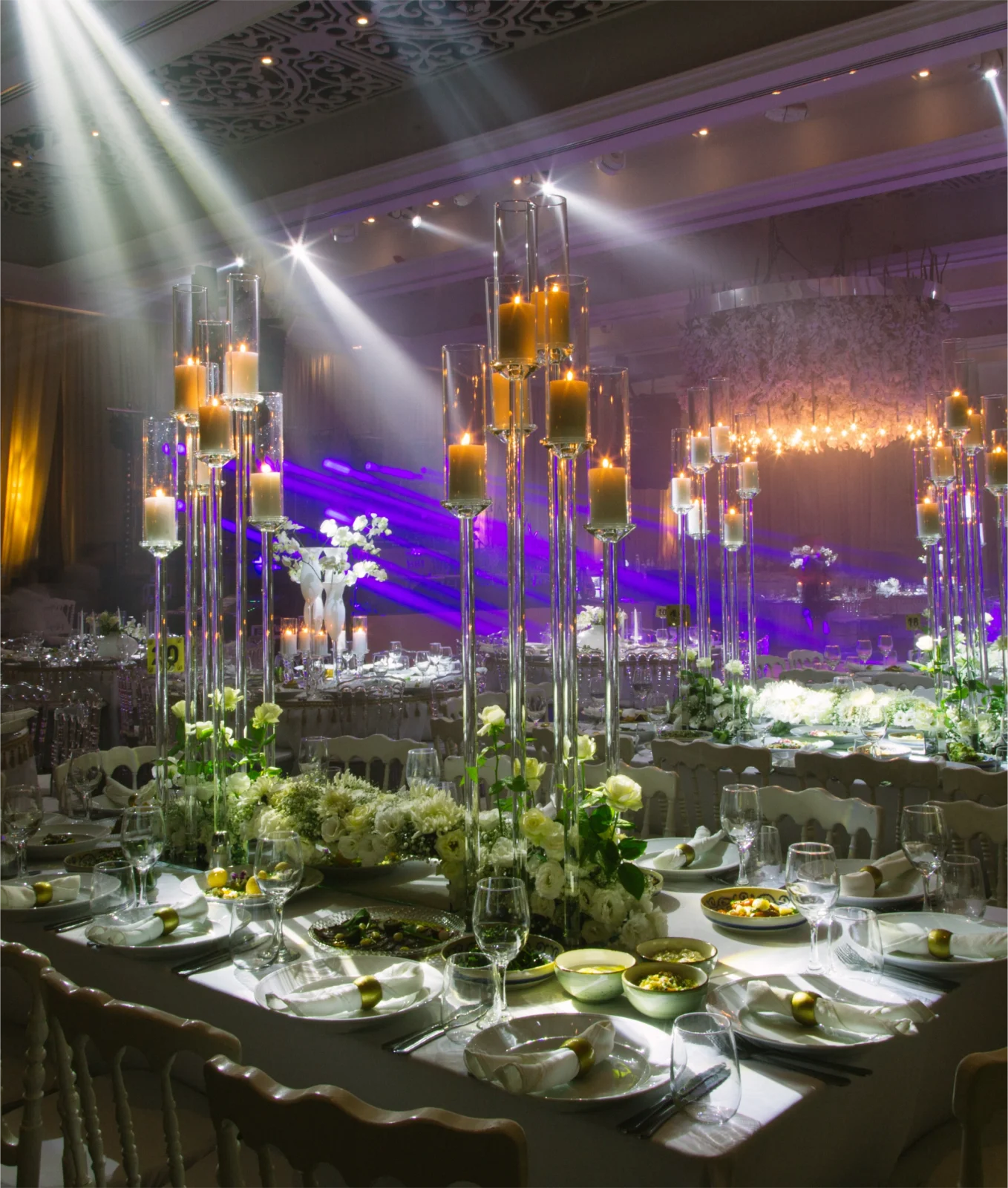 עיצוב יוקרתי לאירועים עם שולחנות מעוצבים, נרות ופרחים באולם אירועים באור יהודה.