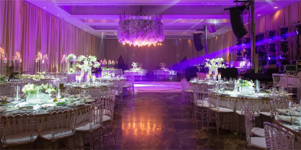 אולם אירועים יוקרתי עם עיצוב שולחנות מרהיב, מתאים לאירועים קטנים כמו חתונות ובת מצווה.