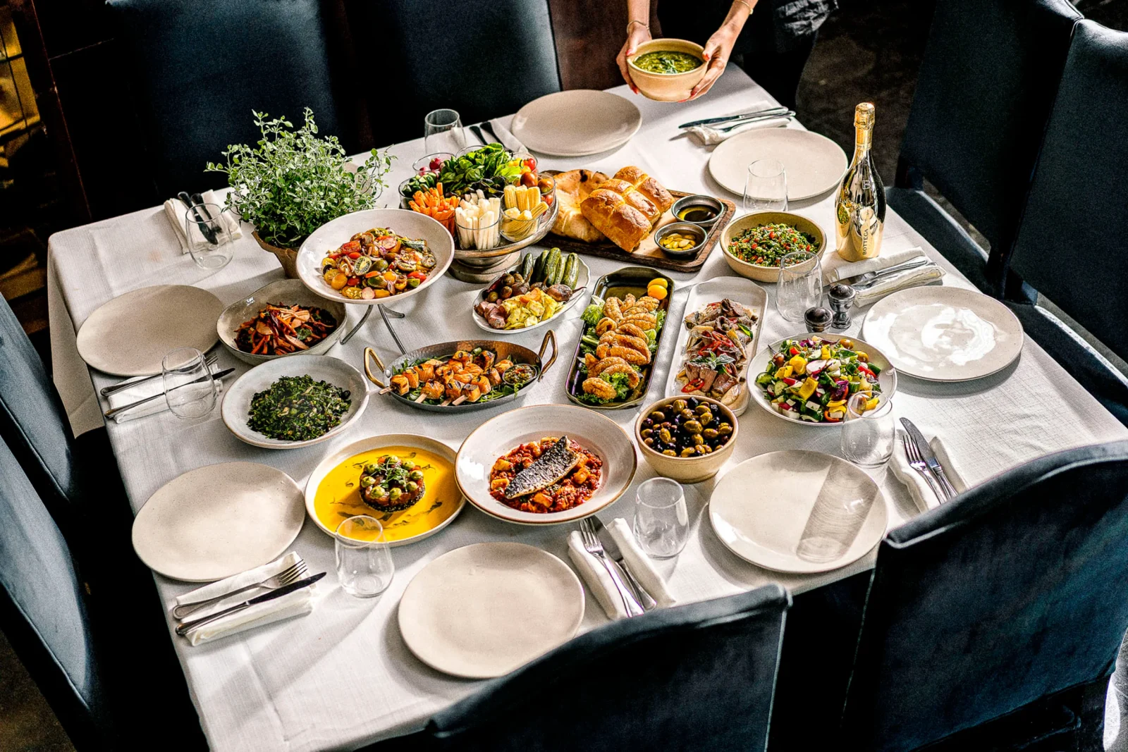 שולחן מעוצב עם מגוון מנות גורמה, מתאים לאירועים קטנים כמו חתונה או בת מצווה.