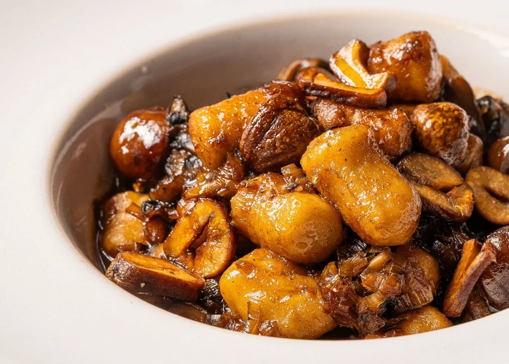 מנה טעימה של פטריות עם תוספות, מצוינת עבור אירועים קטנים ואולמות אירועים יוקרתיים.